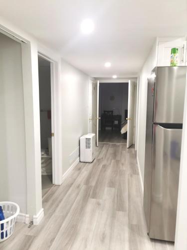 Η κουζίνα ή μικρή κουζίνα στο Perfect location comfort private house lower level 2 bedroom unit