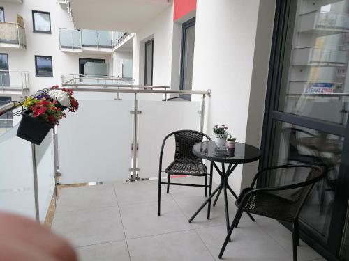 stół i krzesła na balkonie ze stołem w obiekcie Apartament Mielczarskiego w Elblągu