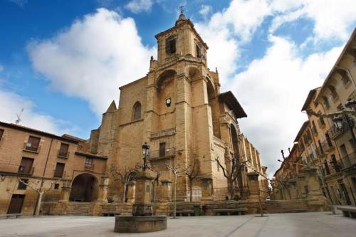 an old building with a tower in a courtyard at Apartamento Turístico VIANA II in Viana