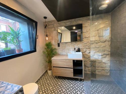L'audonière, aux portes de Paris في سانت وان: حمام مع حوض ومرآة