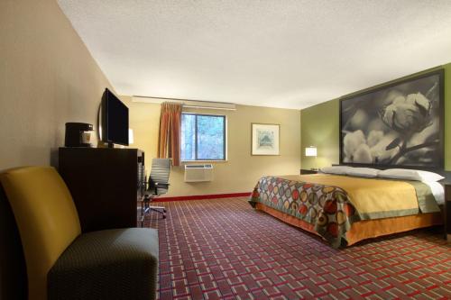 Foto da galeria de Super 8 by Wyndham Homewood Birmingham Area em Birmingham