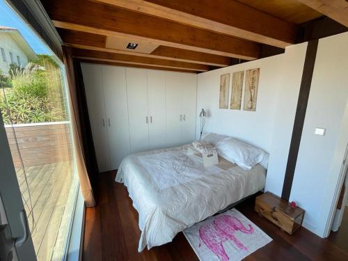 ein Schlafzimmer mit einem Bett und einem großen Fenster in der Unterkunft Casa en el Atlantico, Villa encima del Mar, A Guarda, Rias Bajas in A Guarda