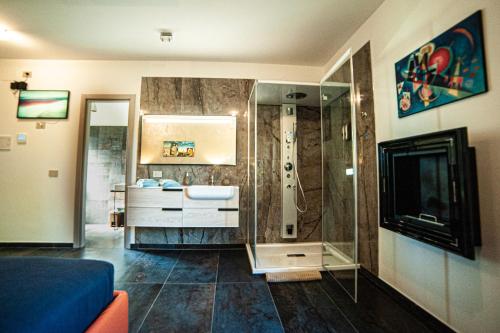 a bathroom with a shower and a sink at Terre Etrusche Guest House-Terme -3 minuti da Viterbo centro in Viterbo