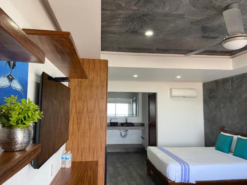 una piccola camera con letto e bagno di HOTEL EL CORAL a Punta Mita