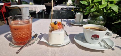 einen Tisch mit einer Tasse Kaffee und einem Getränk in der Unterkunft Palazzo Mazzini in Como