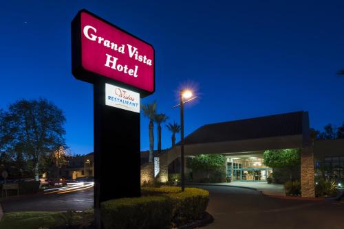 un cartel para un gran hotel con vistas delante de un edificio en Grand Vista Hotel, en Simi Valley