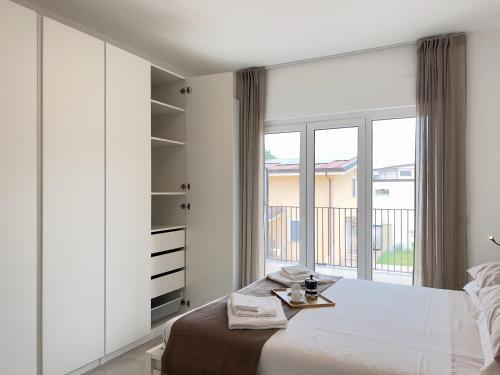 um quarto com uma cama e uma grande janela em Naiade Apartment em Isola del Liri