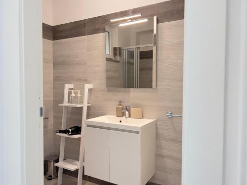 uma casa de banho com um lavatório branco e um espelho. em Naiade Apartment em Isola del Liri