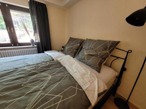 1 cama con 2 almohadas y 1 lámpara en la habitación en Ferienwohnung Riesling, en Bobenheim am Berg