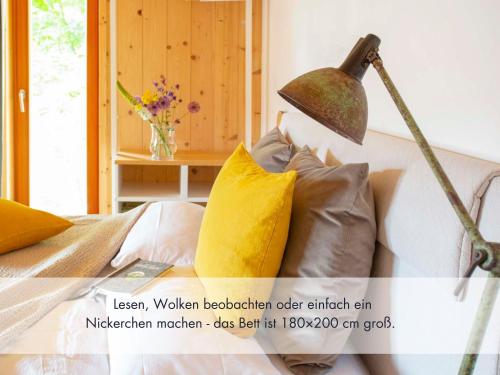 Habitación con sofá, lámpara y almohadas en Seenähe-Seeblick-Bergblick-Bio, Natur, Bleibe am Berg en Schliersee