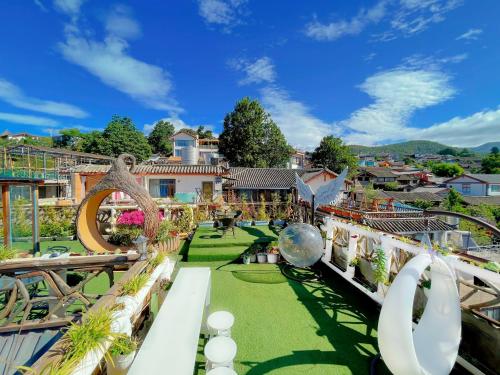 麗江的住宿－Dream Tour Scenic Inn 梦之旅观景客栈，从度假村的阳台可欣赏到花园景色