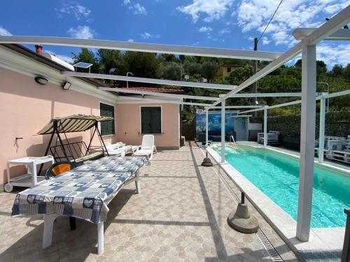 eine Terrasse mit einer Schaukel und einem Pool in der Unterkunft Appartamento per le vacanze ,, Villa Miky,, in Pairola