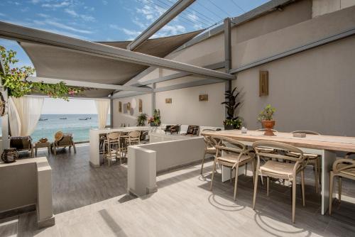 jadalnia ze stołem i krzesłami oraz oceanem w obiekcie Buganvilla-Sea front villas w mieście Agia Pelagia