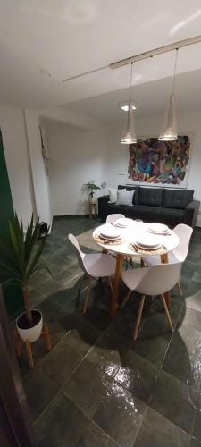 uma sala de estar com uma mesa e um sofá em Moderno y acogedor departamento céntrico em Posadas