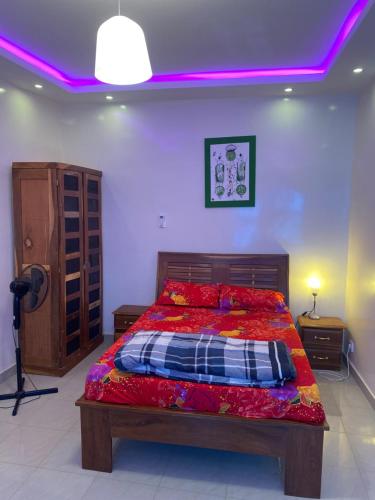 ダカールにあるLa Belle Planqueの紫色の天井のベッドルーム1室
