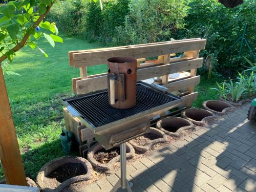 a barbecue grill sitting on top of a yard at Ferienhaus Undine mit E-Auto-Ladestation in Oranienbaum-Wörlitz