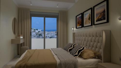 sypialnia z łóżkiem i dużym oknem w obiekcie Appartement de luxe, vue kasbah de Tanger et mer w mieście Tanger