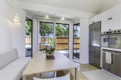 Hale Nanea home في Kilauea: غرفة معيشة مع طاولة وأريكة