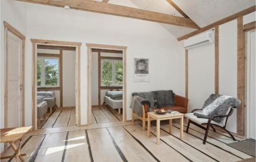- un salon avec un canapé et une table dans l'établissement Lovely Home In Trs With Wifi, à Tårs