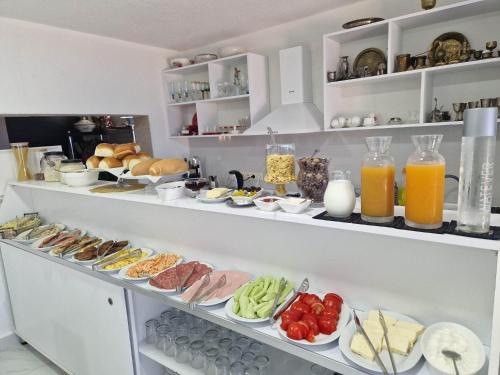 New House Kobuleti 2 في كوبوليتي: بوفيه مع العديد من أطباق الطعام والمشروبات