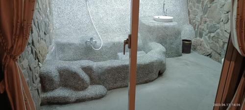 a bathroom with a shower with snow on the walls at 愛上龍過脈民宿 台東縣民宿編號969號 in Ch'u-lu