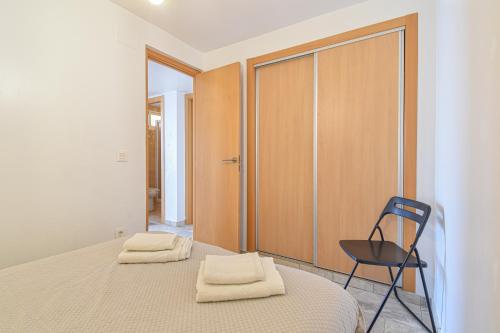 1 dormitorio con 1 cama y 1 silla en Mediterraneo, en Benidorm