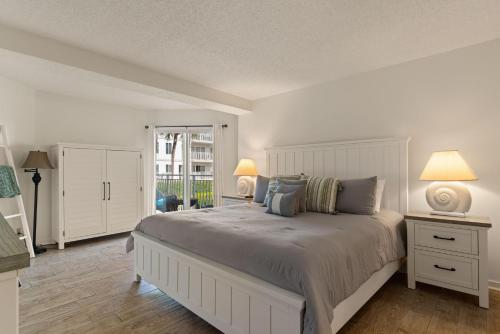 Postel nebo postele na pokoji v ubytování Beach Club, Unit 121 - Flip Flop Inn