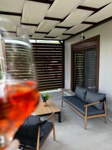 una sala de estar con sofá y una copa de vino en Naiades Villas Aigli, en Ladharió