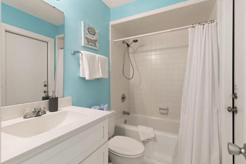 ein Badezimmer mit einem weißen WC, einer Badewanne und einem Waschbecken in der Unterkunft The Seaclusion Too - 300 Seventh Street in Saint Simons