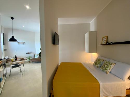 una camera con letto e una sala da pranzo di “Bedda Mattri” dimora siciliana ad Avola