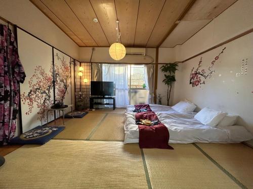 a room with a bed and a couch in it at 新宿新大久保駅日本和の宿 in Tokyo