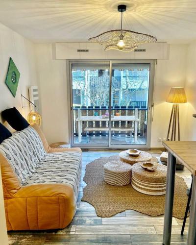 - un salon avec un canapé et une table dans l'établissement Studio Cosy Tout Confort - 180m Plage - Parking, à Saint-Georges-de-Didonne