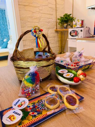 een tafel met een mand vol eten en andere spullen bij Suite i biddizzi da Sicilia in Catania