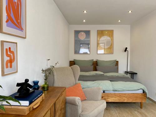 - une chambre avec un grand lit et un canapé dans l'établissement City Apartment in Bornheim - Köln Bonn Phantasialand, à Bornheim