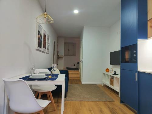 a kitchen and dining room with a table and chairs at Blue Essence Apartment - Central in Coimbra