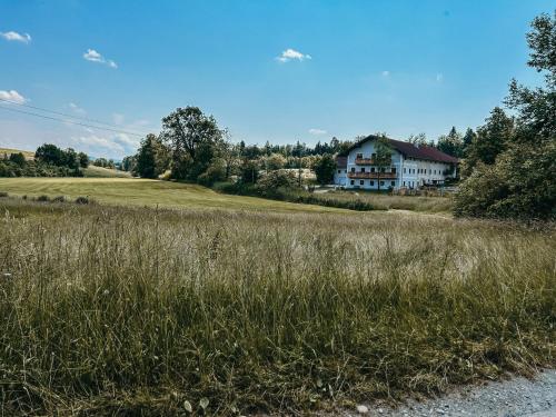 a house in the middle of a field of grass at Ferienhof Petermühle Urlaub mit Alpakas in Amerang