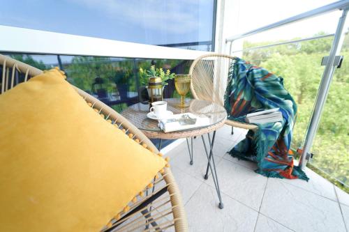 y balcón con mesa de patio y sillas. en Design Studio in Atlantis Resort&SPA, Burgas Airport en Burgas
