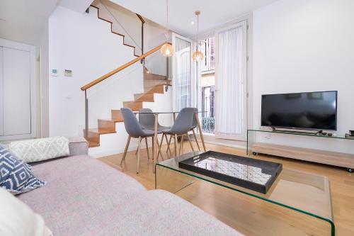 a living room with a couch and a table with chairs at BHost - Historic Center Pastor in Málaga