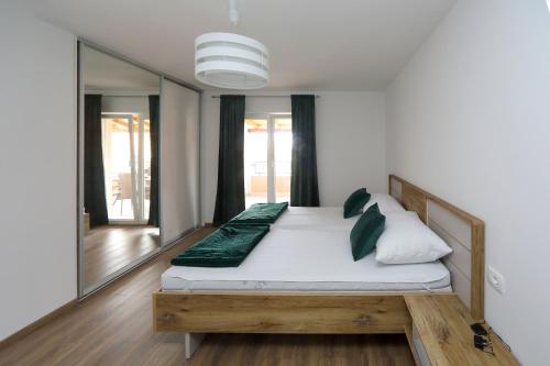 una camera da letto con un letto e un grande specchio di Alfonso a Bibinje (Bibigne)