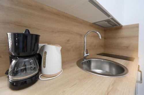 un bancone della cucina con macchinetta del caffè e lavandino di Alfonso a Bibinje (Bibigne)