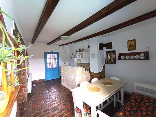 salon ze stołem i niebieskimi drzwiami w obiekcie Matejev konak w mieście Šušara