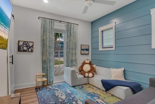 a living room with a blue painted wall at Luxury home with great resort amenities in Port Aransas