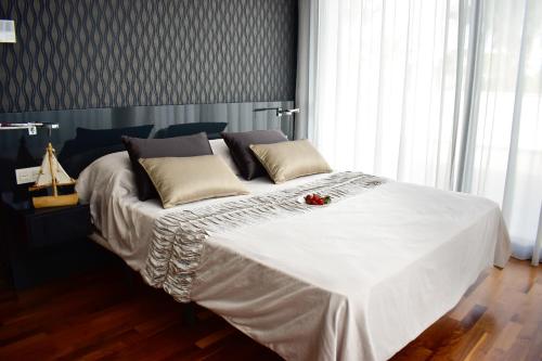 A bed or beds in a room at Luxury Villa LAGUNA - Ciudad Quesada