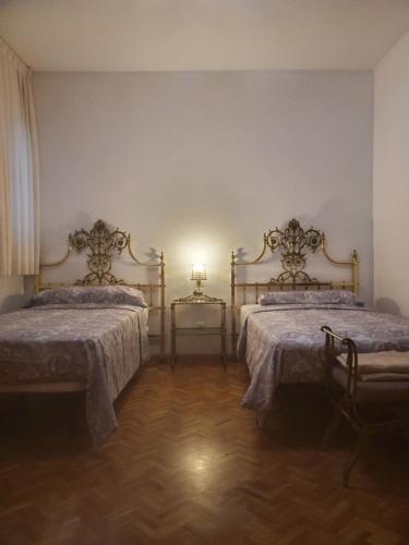Cette chambre comprend deux lits et une table avec une lampe. dans l'établissement NGN, à Ateca