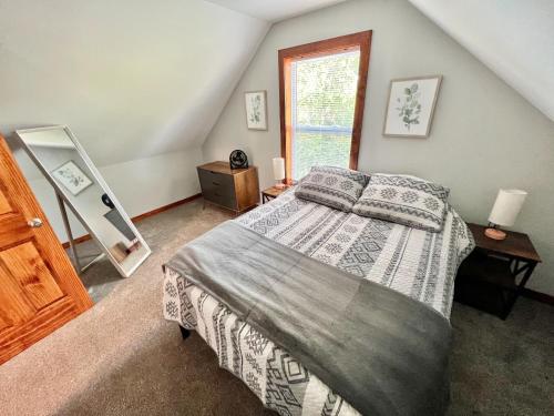 um quarto com uma cama grande e uma janela em Brightstone Lake Cabin 1 em Fair Oaks