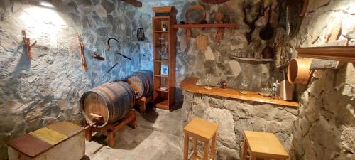 Cette chambre est dotée d'un grand tonneau dans un mur en pierre. dans l'établissement Holiday Home Peran, à Grebaštica
