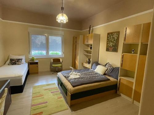 ein kleines Schlafzimmer mit einem Bett und einem Schreibtisch in der Unterkunft Ravasz Apartman in Balatonboglár