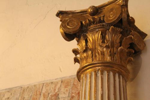 a gold column on the side of a wall at Hotel Boutique Posada XVII in Puebla