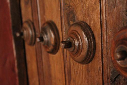 a wooden door with a wooden door knob at Hotel Boutique Posada XVII in Puebla