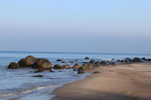 - un groupe de rochers sur la plage dans l'établissement DDR Kult Steilwandzelt POUCH direkt am Strand, à Dranske